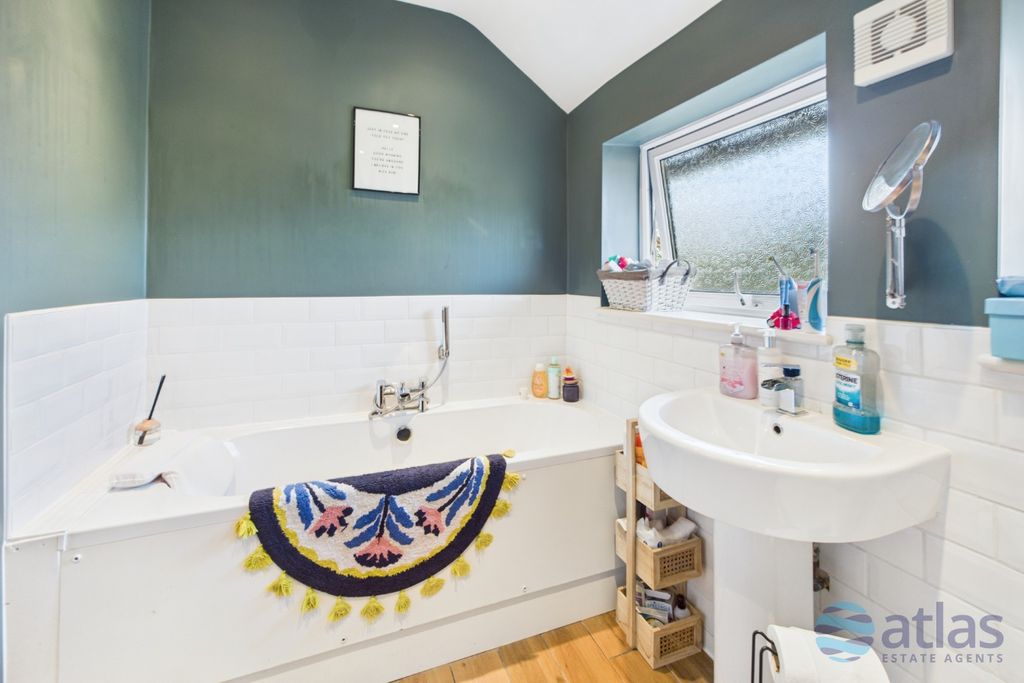 Property photo 3 of 17 Bathroom