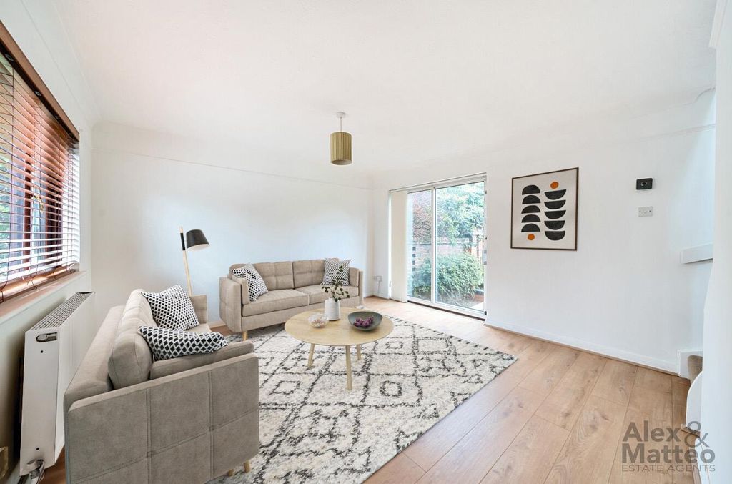 Property photo 1 of 9 Somerford Way