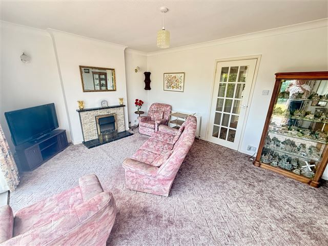 Property photo 3 of 17 Lounge