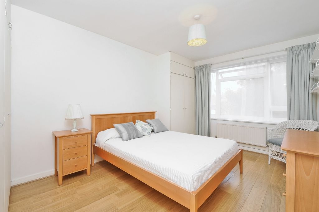 Property photo 3 of 6 Bedroom