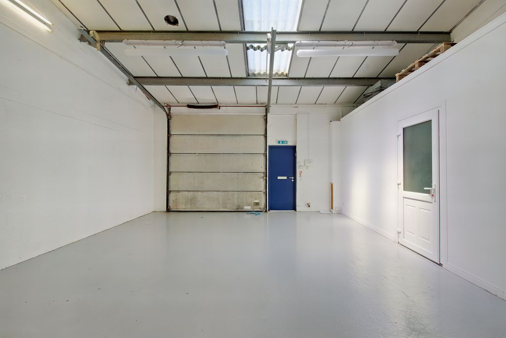 Property photo 3 of 7 8556016-Interior06-800