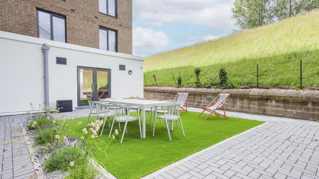 Property photo 1 of 21