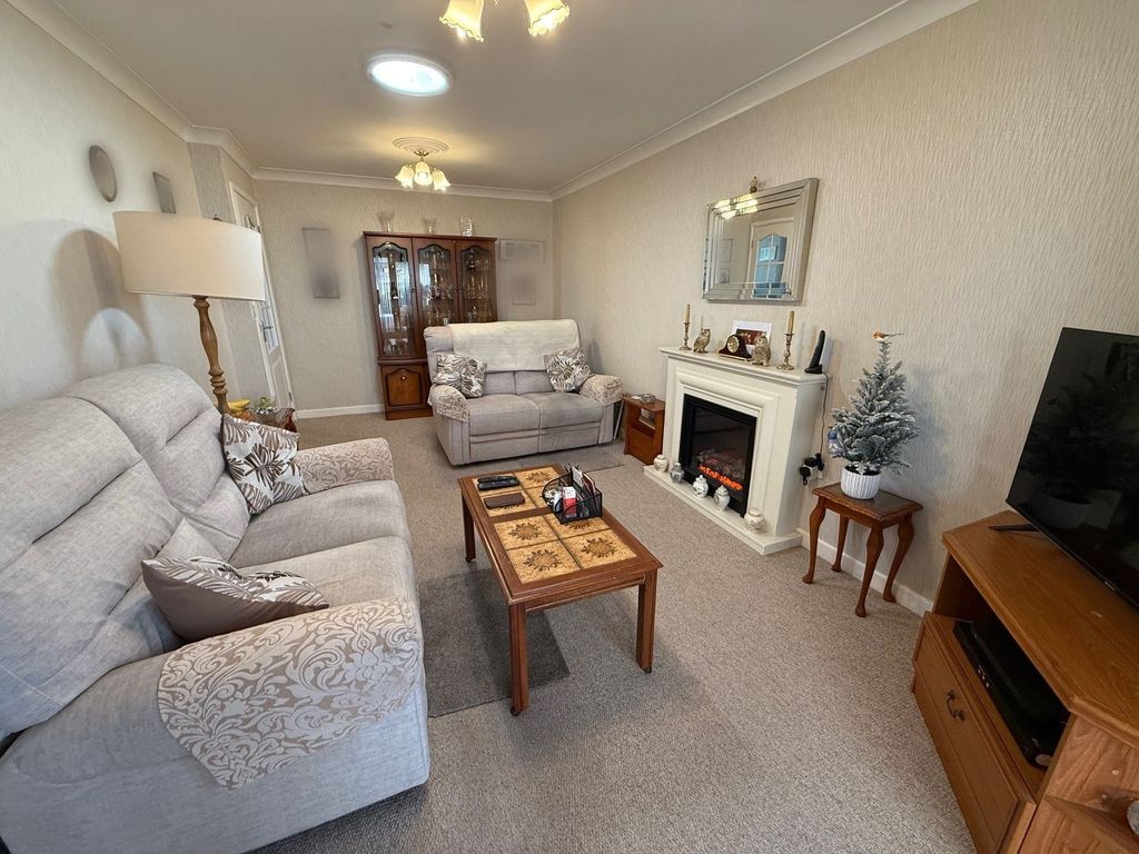 Property photo 3 of 14 Lounge