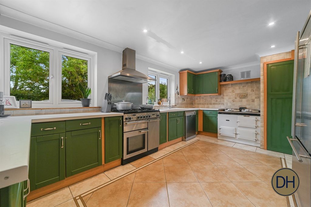 Property photo 3 of 35 Fingrith House