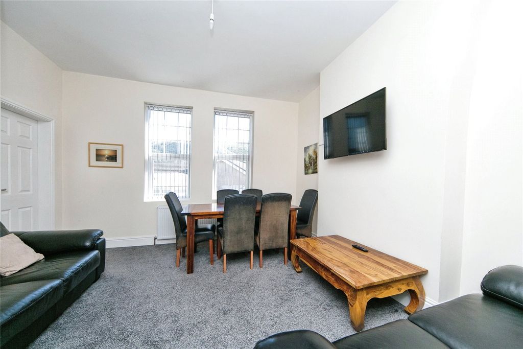 Property photo 2 of 7 Flat 2