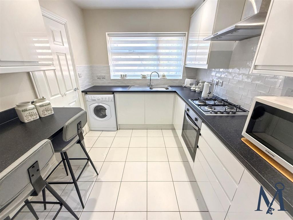 Property photo 2 of 23 Modern Breakfast Kitchen