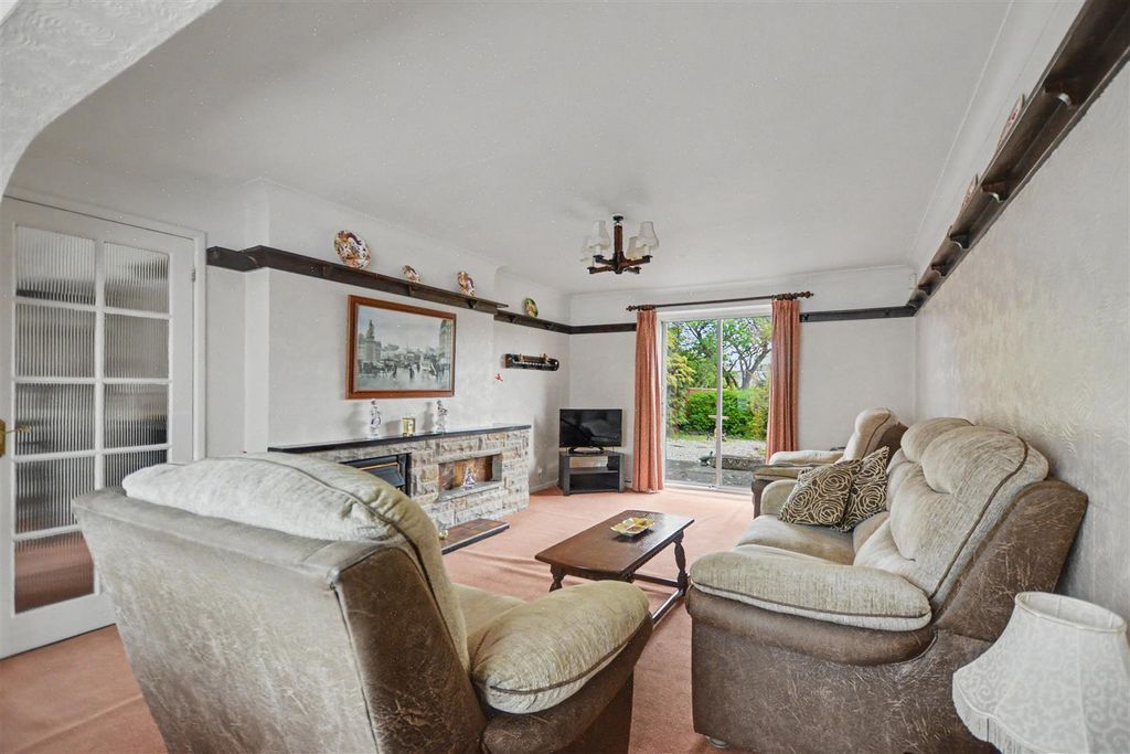 Property photo 2 of 23 Lounge/Diner