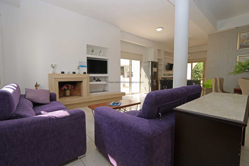 Property photo 2 of 32