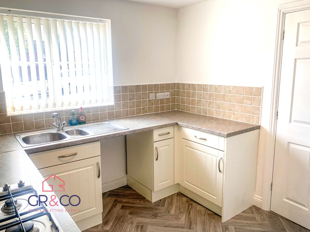 Property photo 3 of 17 Kitchen