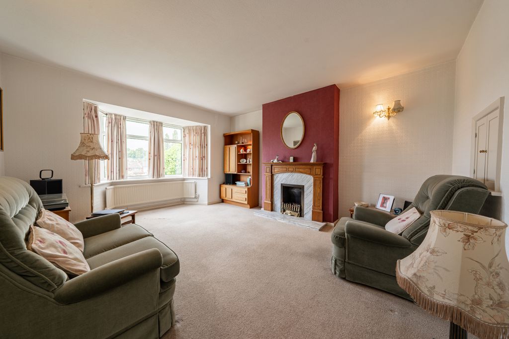 Property photo 2 of 17 .