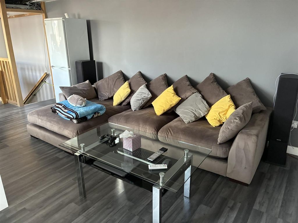 Property photo 3 of 11 Living Room
