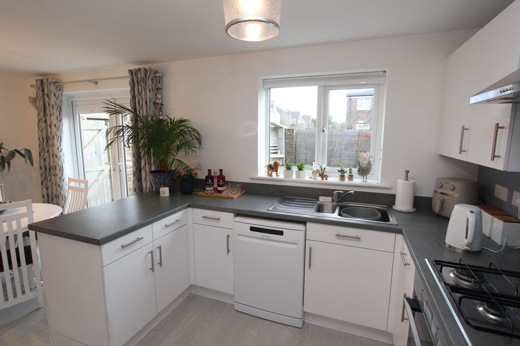 Property photo 3 of 33