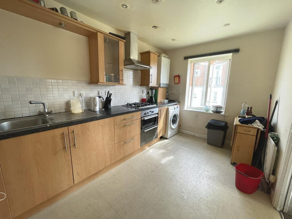 Property photo 3 of 11 Kitchen