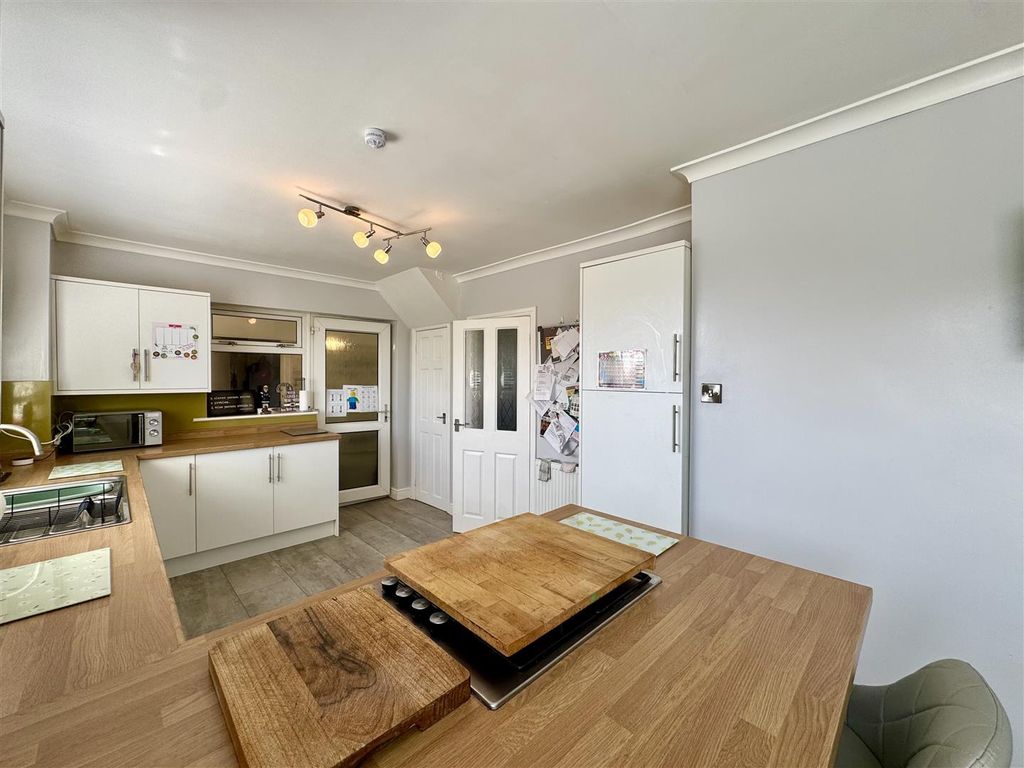 Property photo 3 of 16 Kitchen/Dining Room