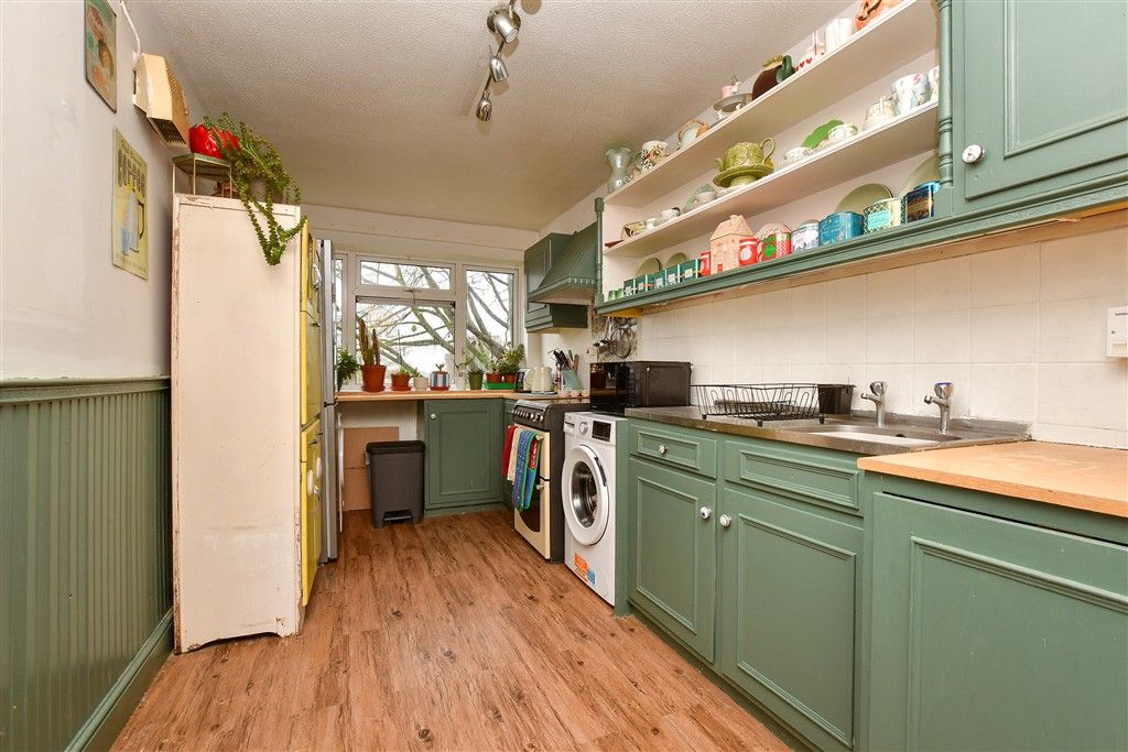 Property photo 3 of 10 Kitchen