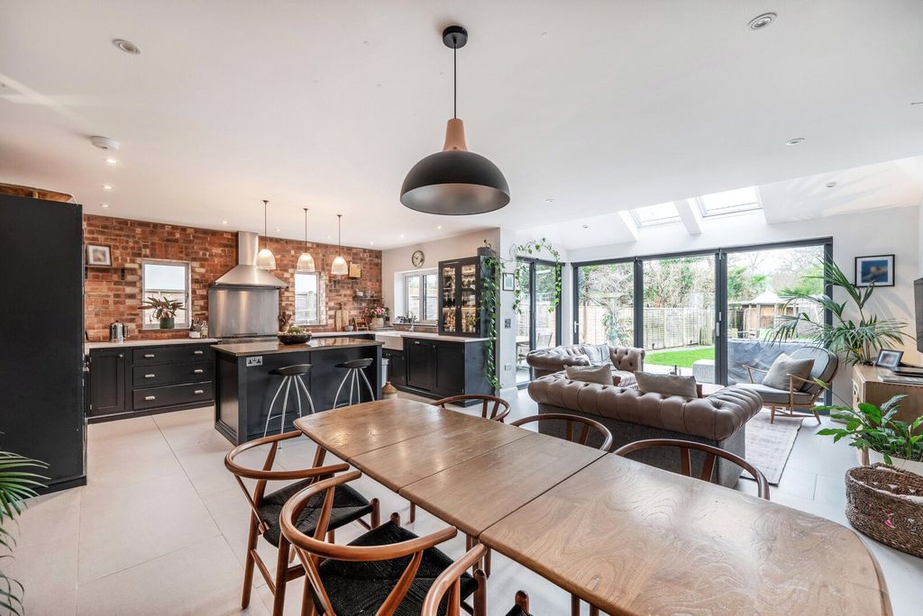 Property photo 3 of 17 Kitchen / Dining