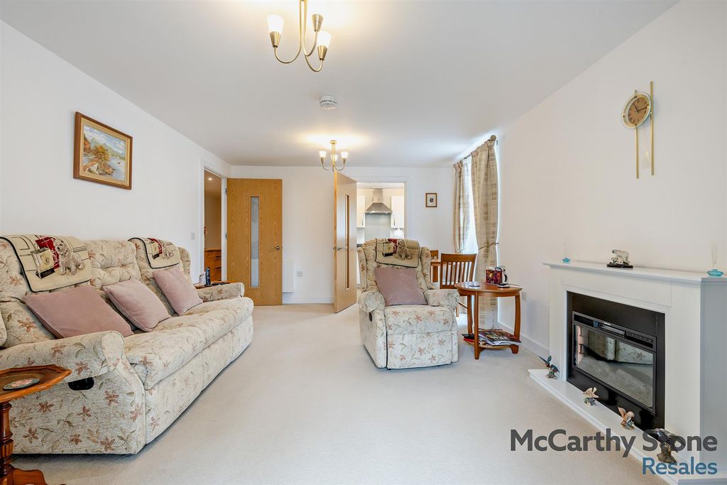 Property photo 2 of 39 8682628-Interior16-800.Jpg