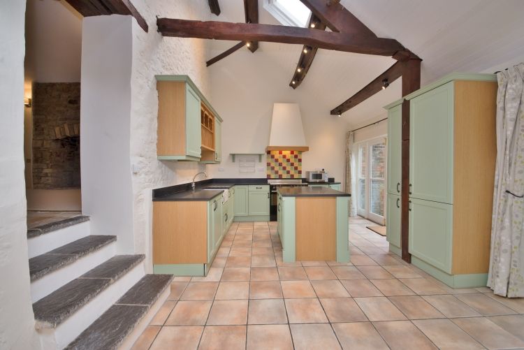 Property photo 3 of 10 Kitchen (1)