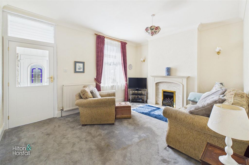 Property photo 2 of 12 Holme Street