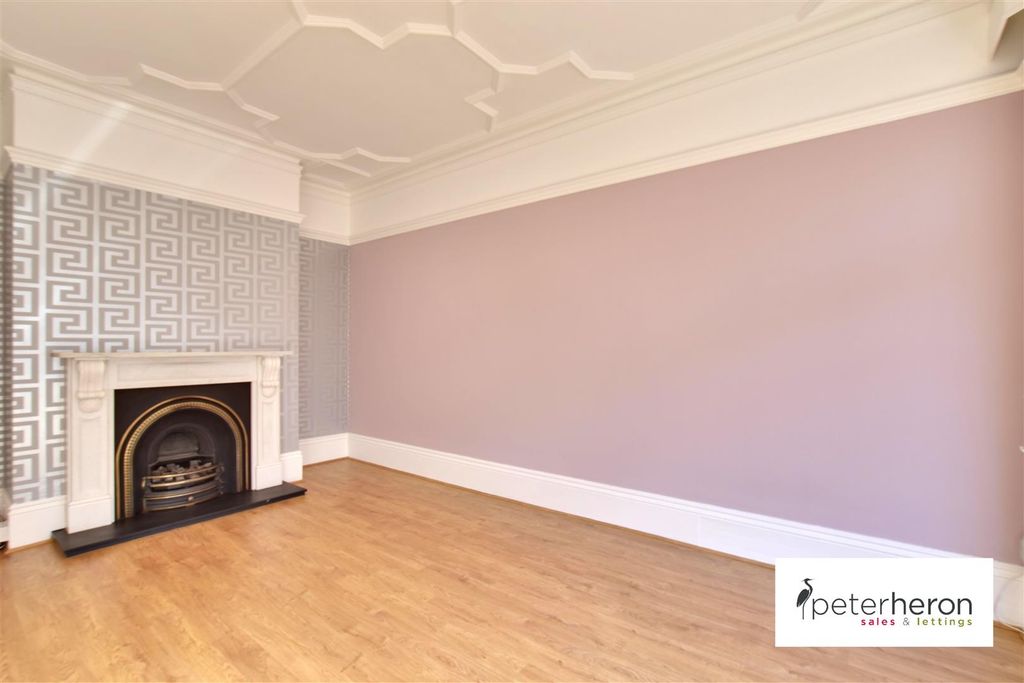 Property photo 3 of 21 Lounge