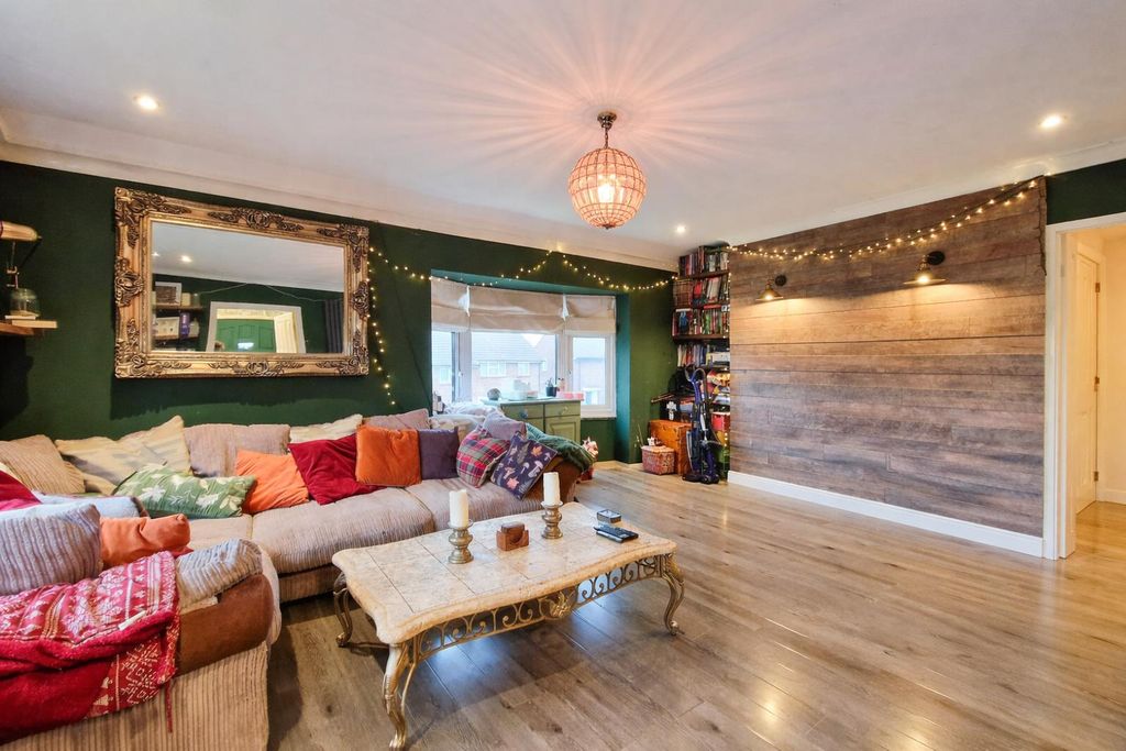 Property photo 1 of 10 Living Room