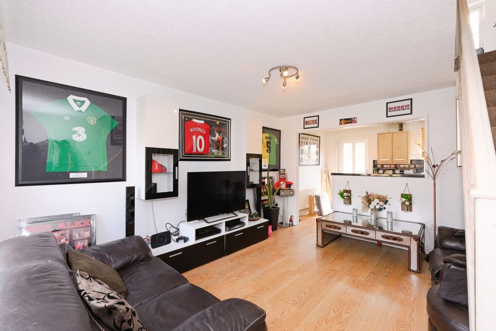 Property photo 3 of 10 Living Room