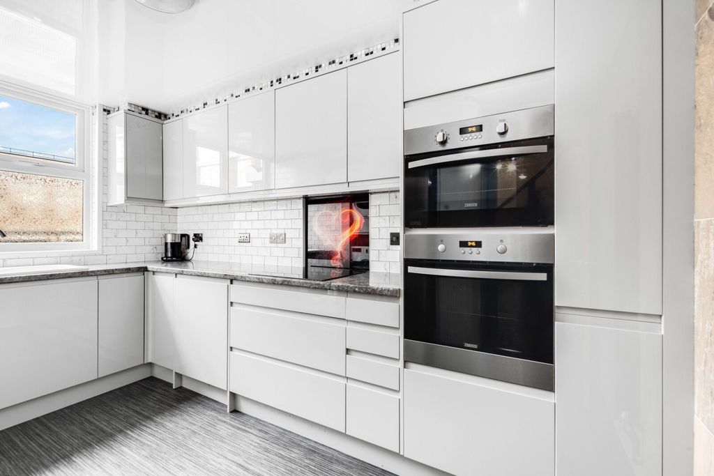 Property photo 3 of 12 Picture No. 18