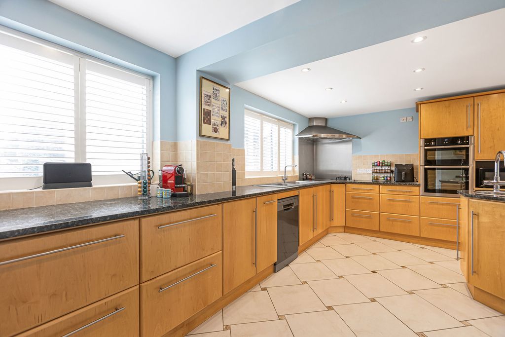 Property photo 3 of 27 Kitchen/Dining Room