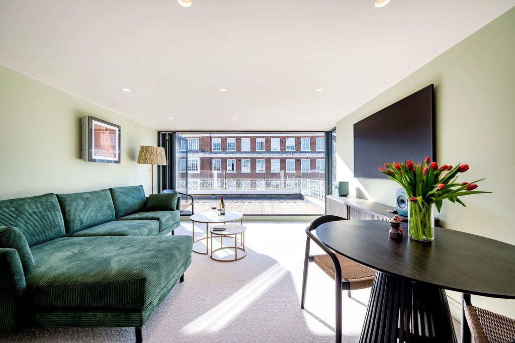 Property photo 1 of 37 Living Room