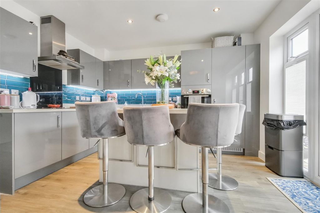 Property photo 3 of 12 Kitchen Diner (1).Jpg