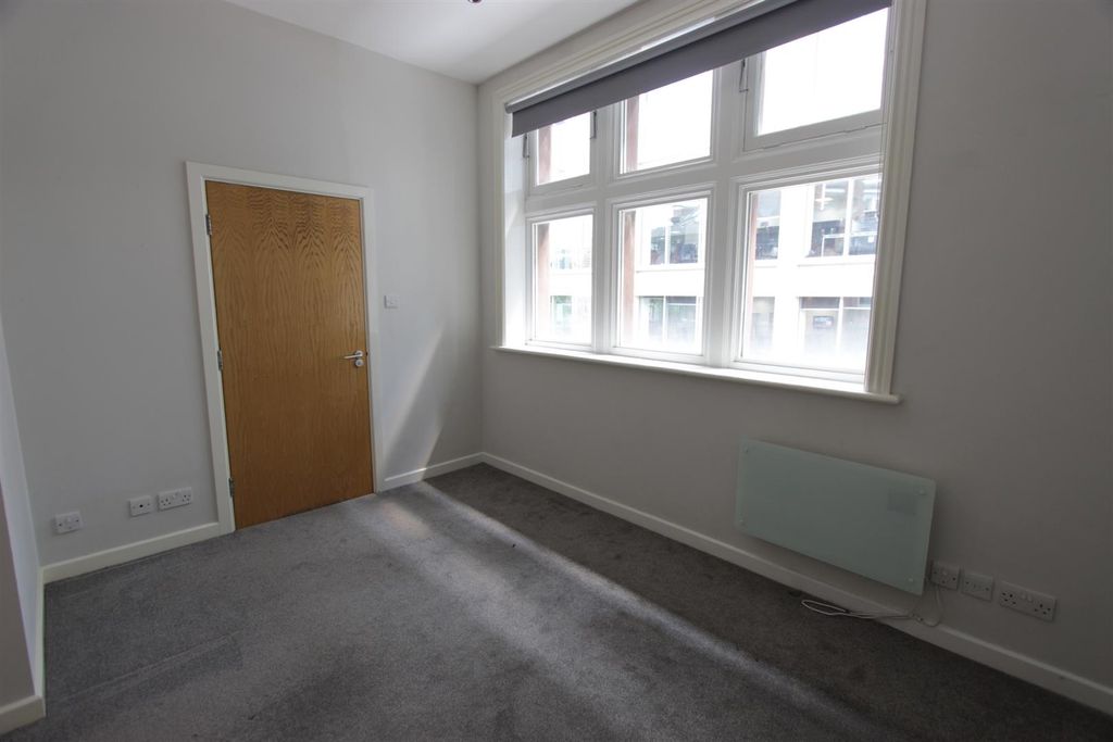 Property photo 3 of 11 Bedroom 1.Jpg