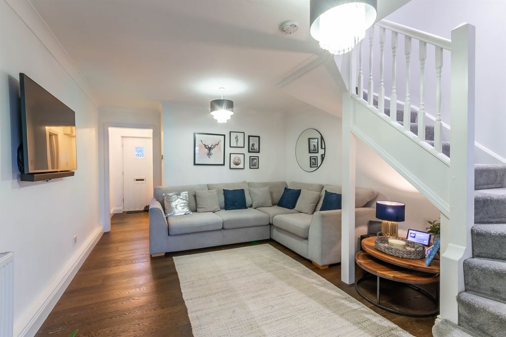 Property photo 3 of 12 Lounge