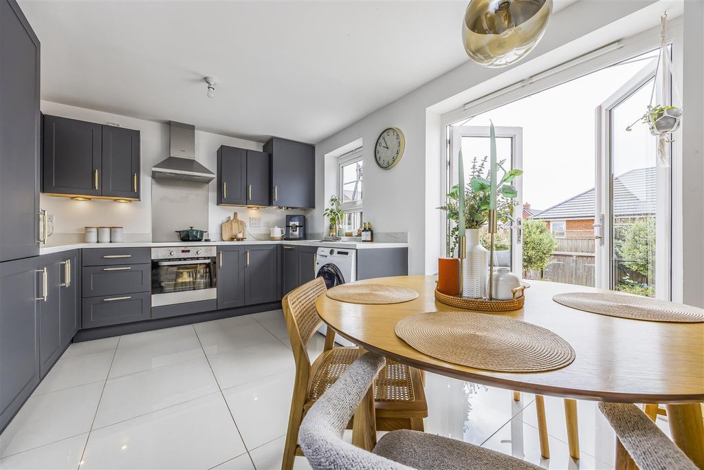 Property photo 3 of 20 3 Mulberry Walk, Bedhampton-Porticomarketing-Soldb
