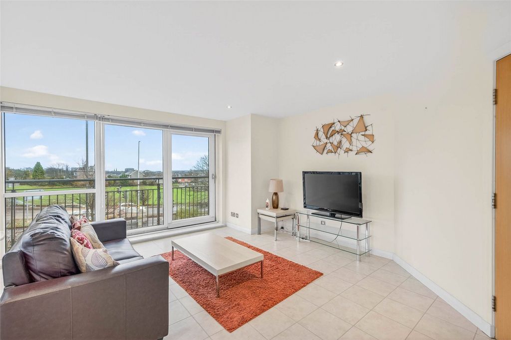 Property photo 2 of 20 Queens Highlands 2