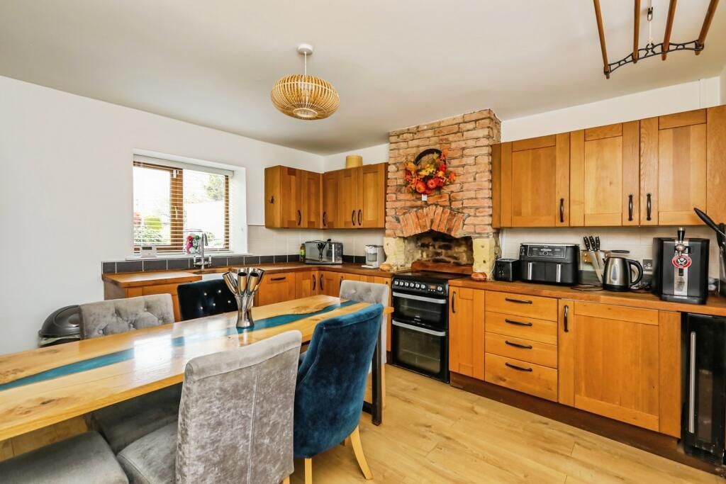 Property photo 3 of 8 Kitchen