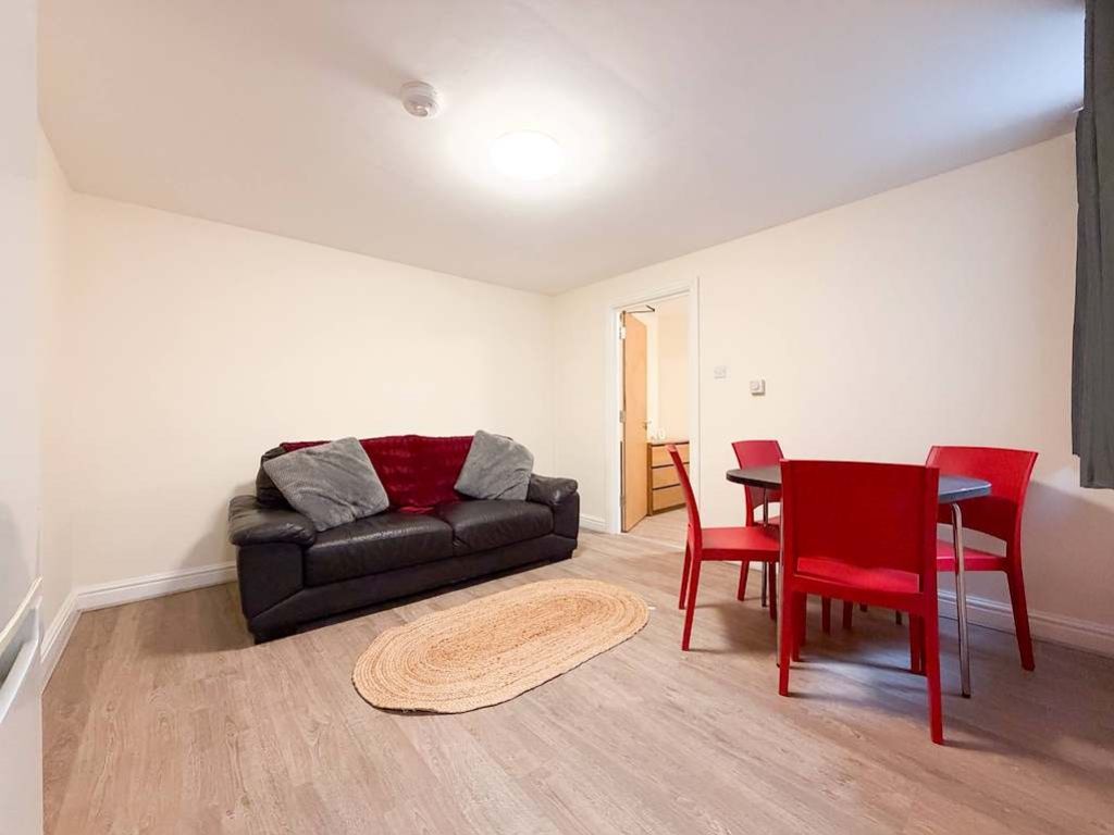 Property photo 1 of 8 5F7d8876-774F-403E-Bfac-87ee73891497