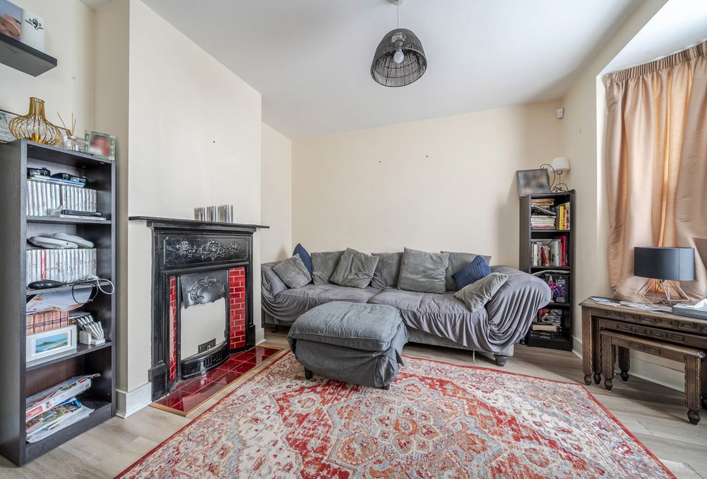 Property photo 3 of 14 1393826-17-698714...