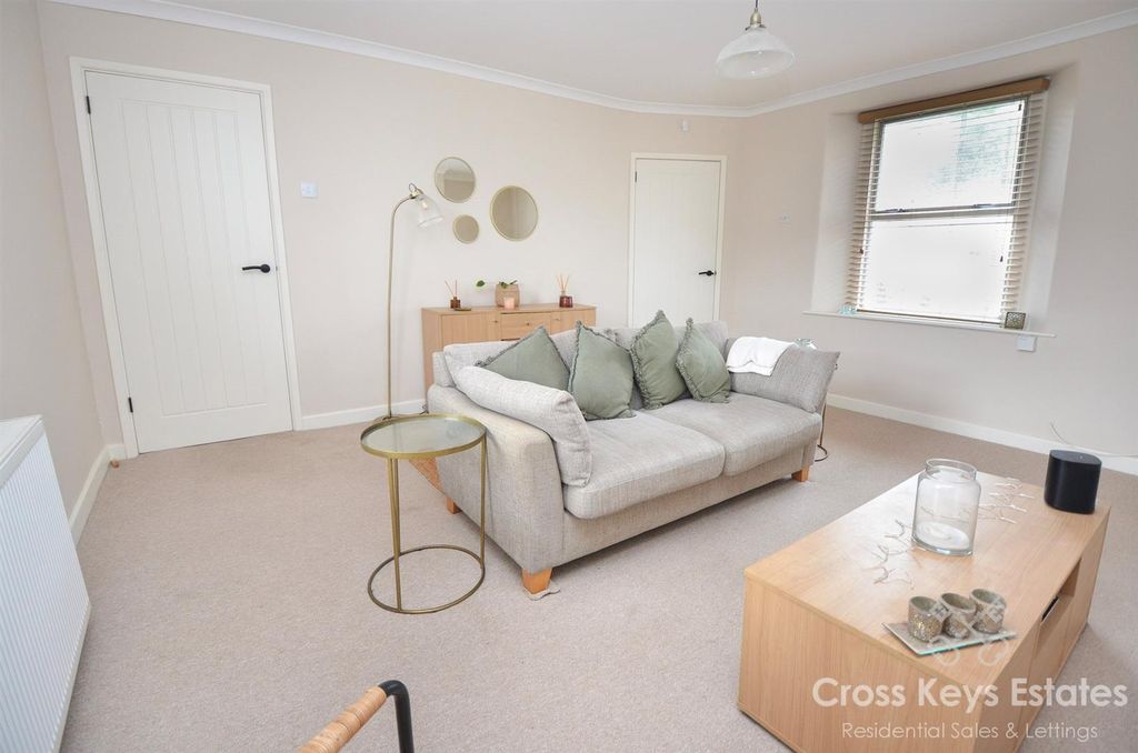 Property photo 3 of 13 Sitting Room