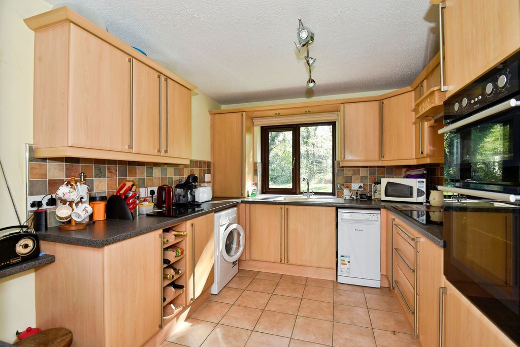 Property photo 3 of 10 Kitchen