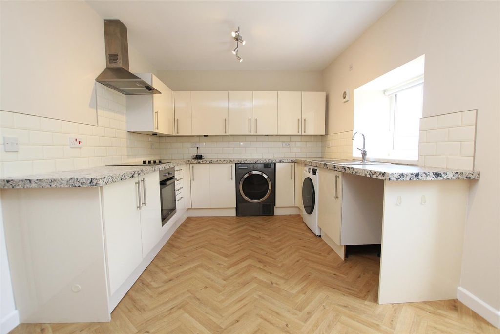Property photo 3 of 16 Kitchen