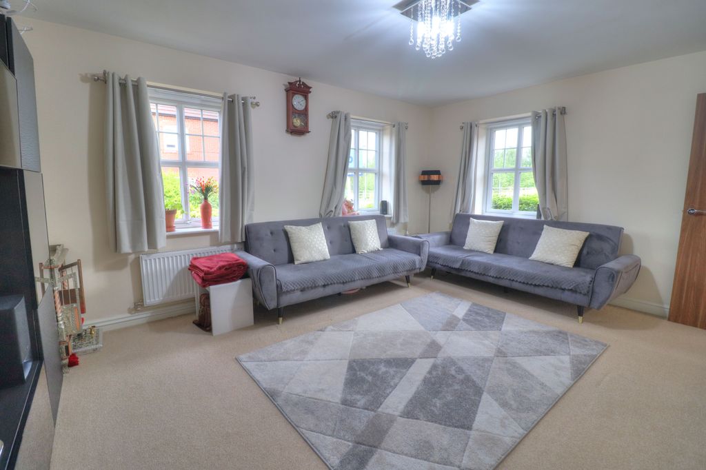 Property photo 2 of 19 Lounge