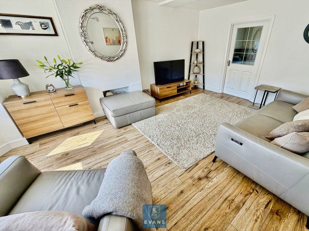 Property photo 1 of 16 Lounge