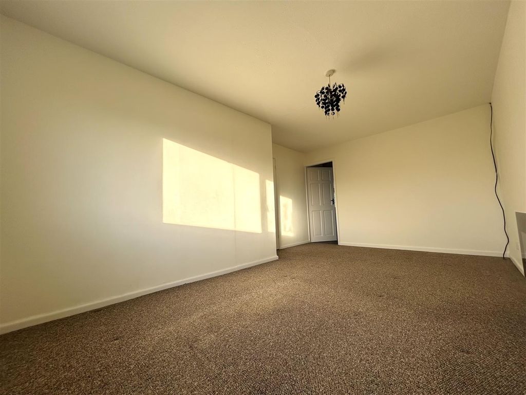 Property photo 3 of 8 Lounge