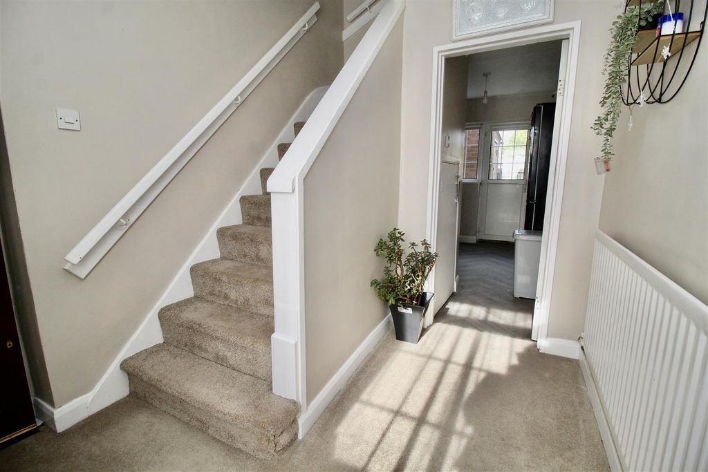 Property photo 2 of 18 Entrance Hall