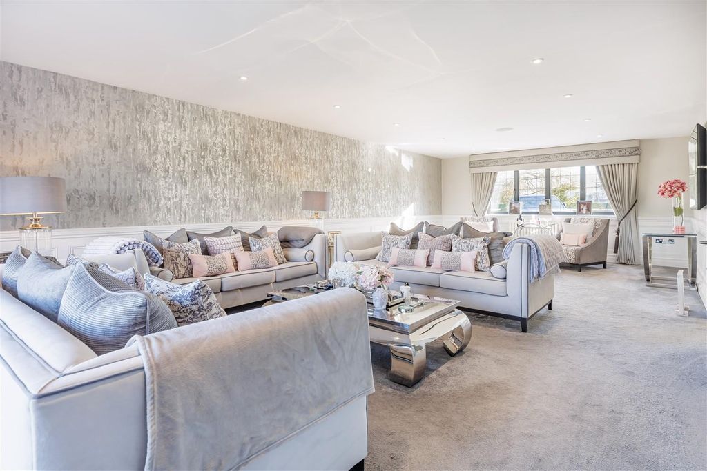 Property photo 3 of 58 Ivy House  Coopersale Lane (15).Jpg