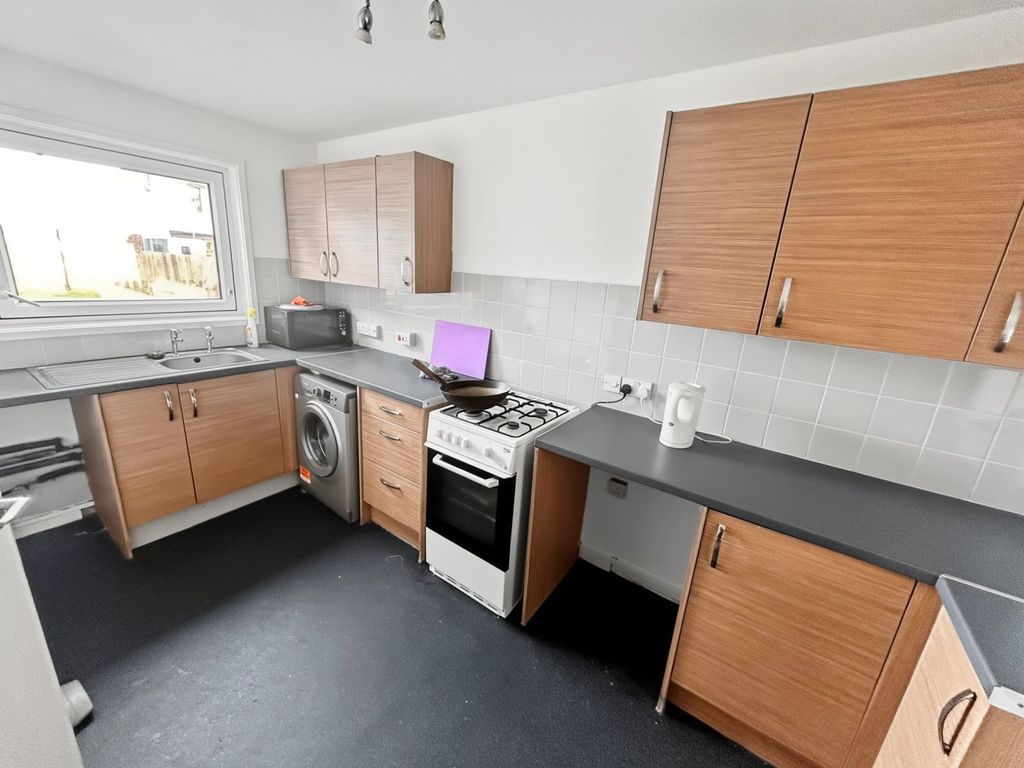 Property photo 3 of 10 Kitchen