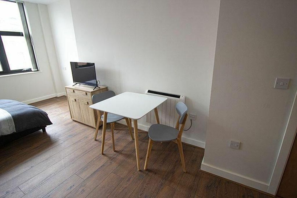 Property photo 2 of 4 A Cozy Double Bedroom Featuring Natural Light Stre...