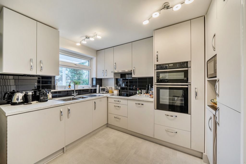 Property photo 2 of 11 1416955-9-699c2E0...