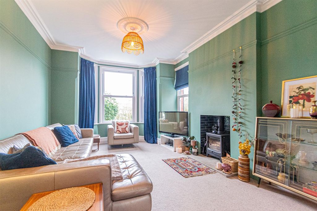 Property photo 2 of 30 Lounge