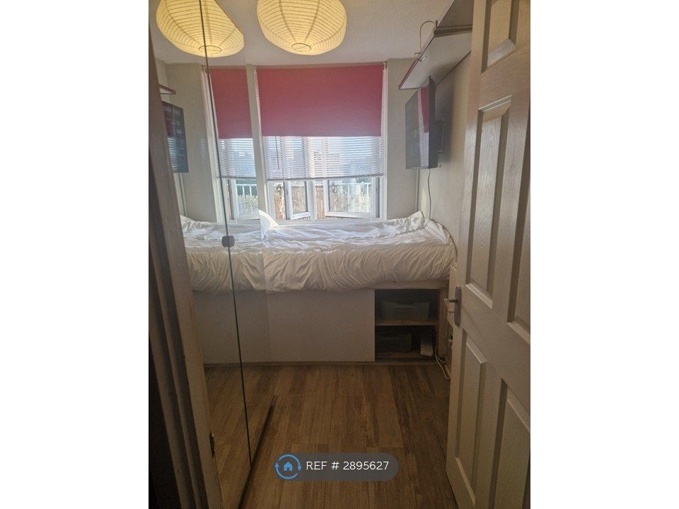 Property photo 3 of 6 Very Small Double £640